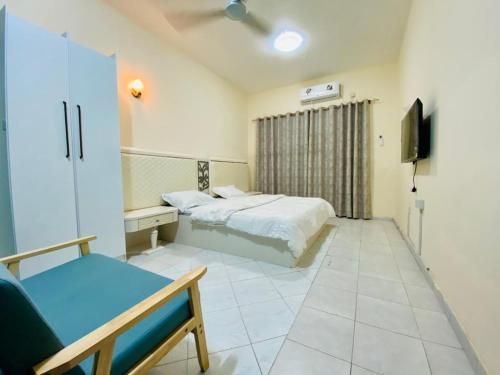 1 dormitorio con 1 cama y TV. en Low Priced New Residential Rooms for rent in Dubai near DAFZA Metro Station, en Dubái