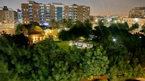 un parque con cenador en una ciudad por la noche en Low Priced New Residential Rooms for rent in Dubai near DAFZA Metro Station, en Dubái