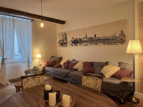 un salon avec un canapé et une table dans l'établissement Hôtel de Ville 1, à La Rochelle