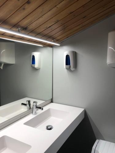列斯的住宿－Refugi Cap del Rec，一间带水槽和镜子的浴室