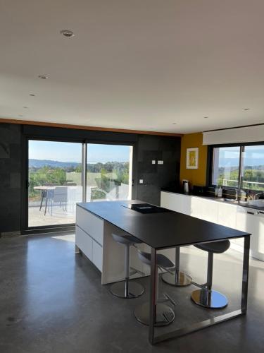 une cuisine avec un comptoir noir et blanc dans l'établissement Villa Design, à Bédoin