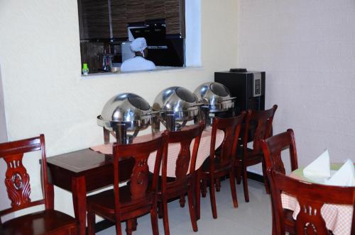 Guzara Hotel Addisにあるレストランまたは飲食店