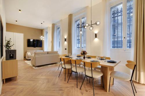 une salle à manger et un salon avec une table et des chaises dans l'établissement Chic apartment - 2BR-6P - Parc Monceau, à Paris