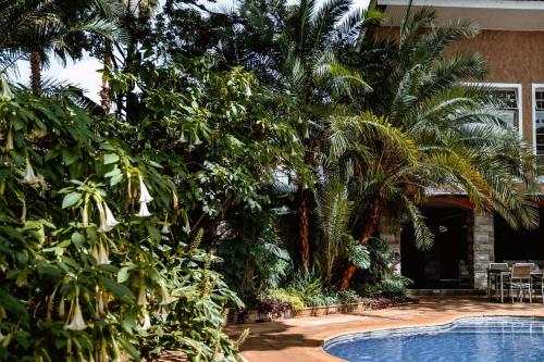 ein Resort mit einem Pool und Palmen in der Unterkunft The 5 Stars Sandalwood Lodge in Mount Pleasant - 2020 in Kingsmead