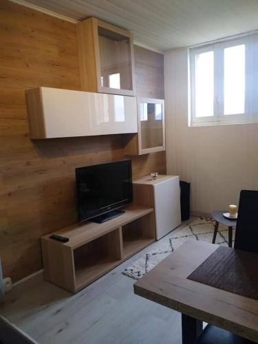 Televizorius ir (arba) pramogų centras apgyvendinimo įstaigoje Sweet Room
