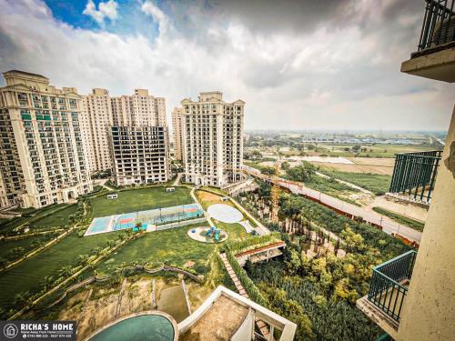 uma vista aérea de um resort com edifícios altos em Richa's Home em Noida