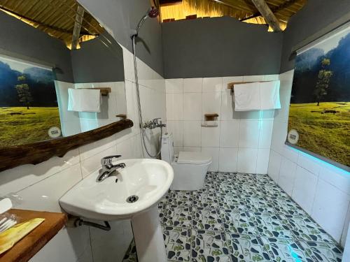 uma casa de banho com um lavatório e um WC em Hoa Phong homestay Moc Chau em Mộc Châu