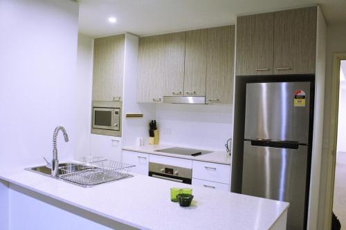 Kjøkken eller kjøkkenkrok på Tranquil, Relaxing Forrest Style Apartment - Braddon CBD