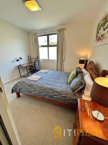 - une chambre avec un grand lit et une fenêtre dans l'établissement Cozy & Comfortable at Campbell - 1 bd 1 bth Apt, à Campbell