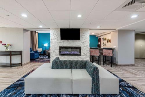 a lobby with a couch and a fireplace at Comfort Inn Chicago Schaumburg - O'Hare Airport in Schaumburg