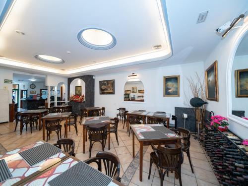 a restaurant with tables and chairs in a room at Hotel Ida Inés in Frontera