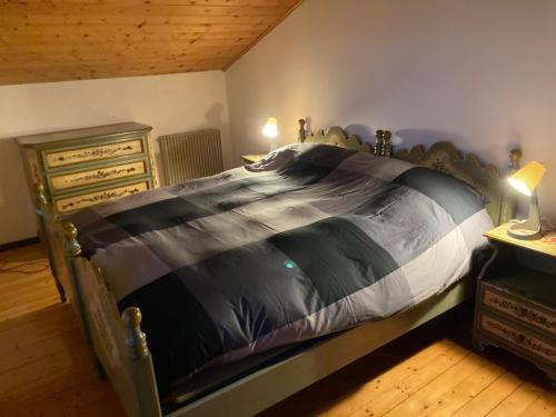 ein Schlafzimmer mit einem großen Bett und einer Kommode in der Unterkunft La casa di carlo in Lavarone