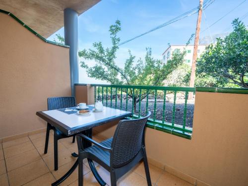 a balcony with a table and two chairs and a window at Hotel Ida Inés in Frontera