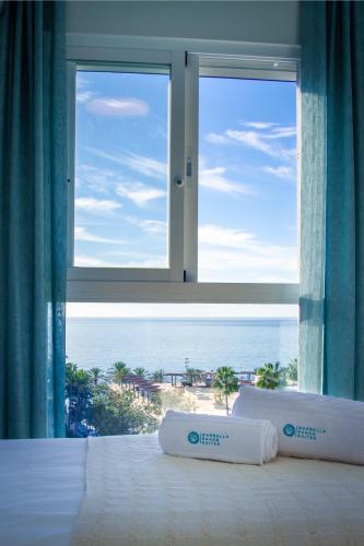 MARBELLA BANUS SUITES - Marbella Center - Prime Location - Bright3BR - 2BA - Sea Views from Living Room, Bedrooms & Terrace - Outdoor Terrace Balcony - Steps from the Beach - Walk Everywhere - Surrounded by Restaurants & Bars - Ideal for Families