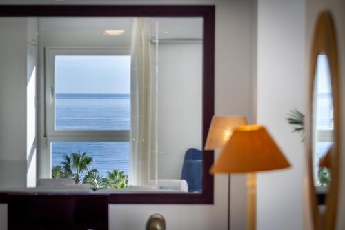 MARBELLA BANUS SUITES - Marbella Center - Prime Location - Bright3BR - 2BA - Sea Views from Living Room, Bedrooms & Terrace - Outdoor Terrace Balcony - Steps from the Beach - Walk Everywhere - Surrounded by Restaurants & Bars - Ideal for Families