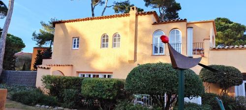 Casa con jardín a 30 metros de la playa. AT.