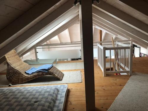 um quarto com um sofá e uma mesa num sótão em Teichalm Lodge Landhaus em Fladnitz an der Teichalm