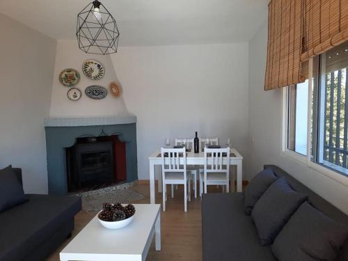 uma sala de estar com um sofá e uma lareira em Casa rural en Padul entre Sierra Nevada y la Costa em Granada
