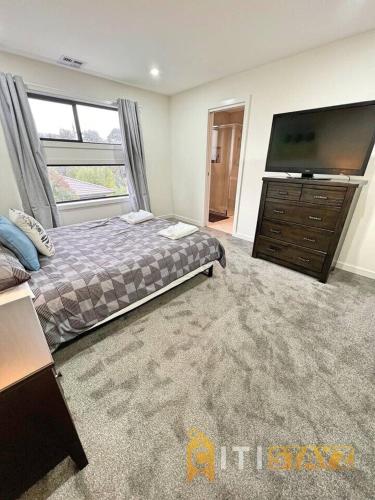 Lavish in Lyons - 3bd 2bth Spacious & Modern Homeにあるテレビまたはエンターテインメントセンター