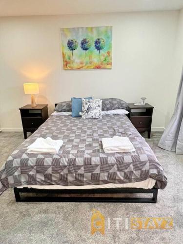 Lavish in Lyons - 3bd 2bth Spacious & Modern Homeにあるベッド