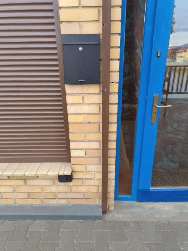 une porte menant à un bâtiment avec une porte bleue dans l'établissement Bogate Studio, à Żywiec