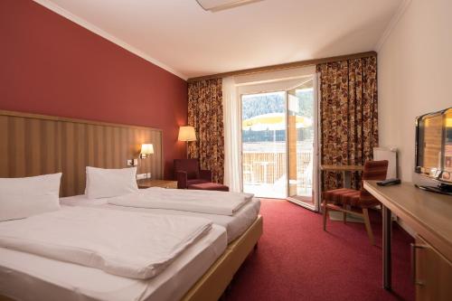 Un pat sau paturi într-o cameră la Gesundheits- & Wellness Resort Oberzeiring