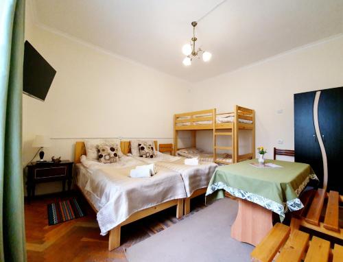 - une chambre avec 2 lits et des lits superposés dans l'établissement Sunhome Stepanavan Guest House, à Stepanavan