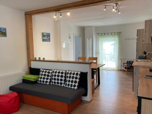 - un salon avec un canapé et une table dans l'établissement Ferienwohnung MINA - Rattendorf, à Jenig