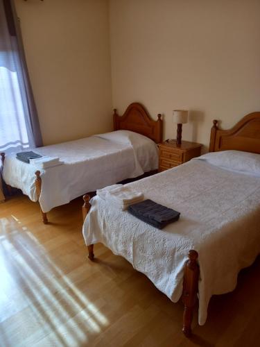 1 Schlafzimmer mit 2 Betten und einem Fenster in der Unterkunft Casa Arrudas in Ponta Delgada