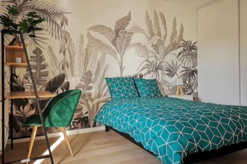 Un dormitorio con una cama y una pared con plantas. en Green Cocon - GARE Annemasse à 3min-GENEVE accès direct, en Annemasse