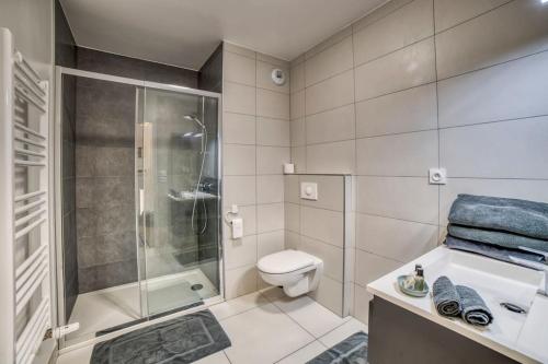 uma casa de banho com um chuveiro, um WC e um lavatório. em Green Cocon - GARE Annemasse à 3min-GENEVE accès direct em Annemasse