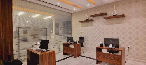 رؤوم ان سكاكا في محافظة سكاكا: غرفة بها مكتبين عليها أجهزة كمبيوتر