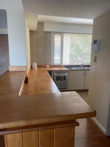 una gran cocina con una gran encimera de madera en Hermoso y amplio departamento de categoria en San Carlos de Bariloche