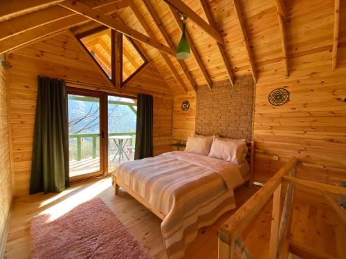 Kép Secluded Wooden House with Jacuzzi in Sapanca szállásáról Feyziye városában a galériában