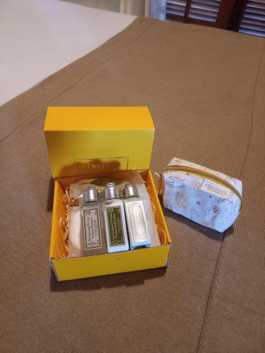 a yellow box with a group of silver batteries at Hiu Hotel in Juquei
