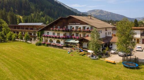 - une vue aérienne sur un grand bâtiment avec une cour dans l'établissement Gasthof Enzian, à Tannheim