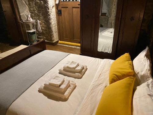 a bed with two towels on top of it at Casa Garcia - Chaves in Chaves