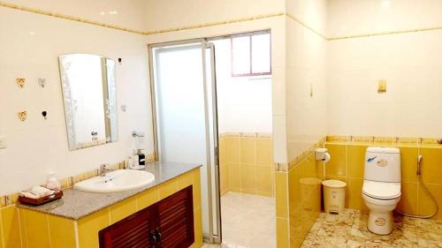 y baño con aseo, lavabo y ducha. en Raya Ville en Nathon Bay
