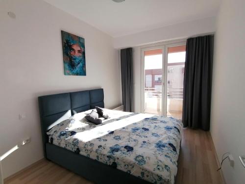 ein Schlafzimmer mit einem Bett mit einem Teddybär drauf in der Unterkunft Tanja's Apartment in Štip
