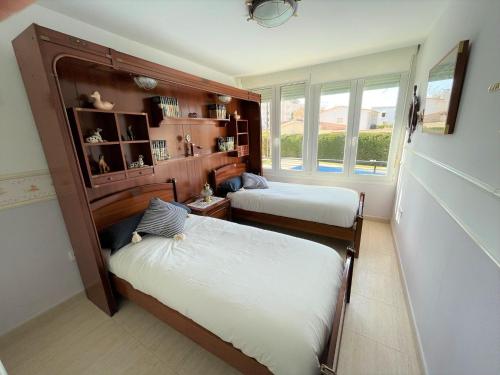 1 Schlafzimmer mit 2 Betten und einem Fenster in der Unterkunft Apartamento Nebro el Rincón in Torre de Benagalbón