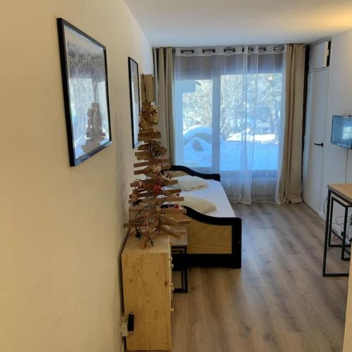 Cette chambre comprend un lit et une table avec des livres. dans l'établissement Chez Greg les 2 ALPES, à Les Deux Alpes