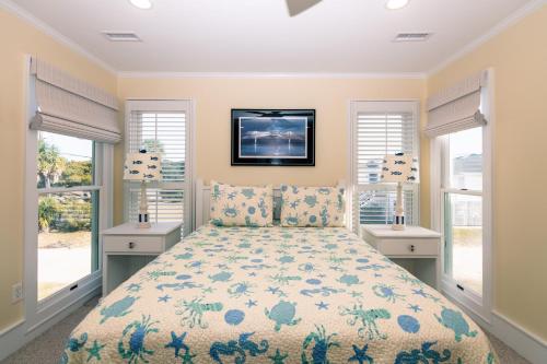 um quarto com uma cama grande e 2 janelas em A Shore Investment em Edisto Island
