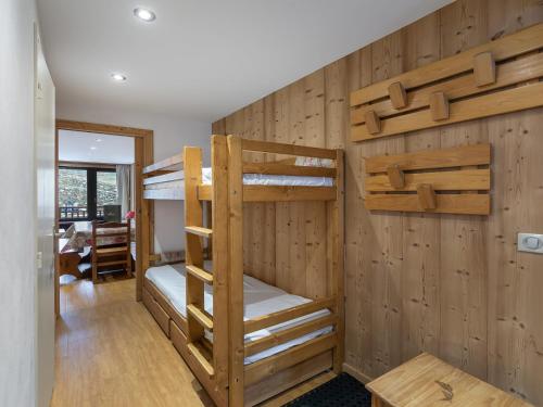 - une chambre avec lits superposés dans une maison dans l'établissement Charmant Apt 6 pers. proche pistes avec balcon et WiFi - FR-1-640-19, à Val Thorens