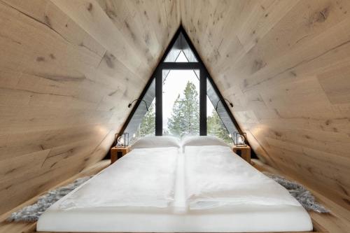 Ένα ή περισσότερα κρεβάτια σε δωμάτιο στο LUXE VISTA Mountain Chalet Cermis - mitten auf der Alm und Skipiste