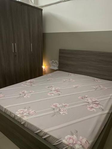 a bedroom with a bed with pink flowers on it at Home stay Hồ Thị Kỷ in Ho Chi Minh City