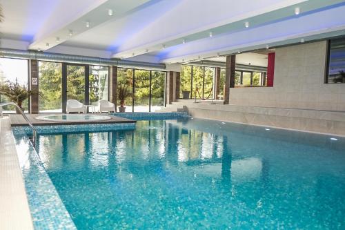 una piscina con agua azul en una casa en Popović apartmani, Sunčani breg, en Kopaonik