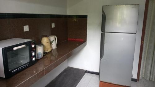 Una cocina o zona de cocina en Jayanath Villa