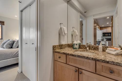 łazienka z umywalką i dużym lustrem w obiekcie Laurelwood Condominiums 103 w mieście Snowmass Village