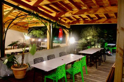een patio met tafels en stoelen en een tafel bij Camping les Chênes in Chauzon