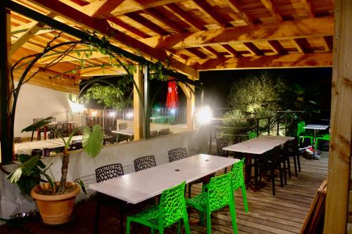 d'une terrasse avec des tables, des chaises et une table. dans l'établissement Camping les Chênes, à Chauzon